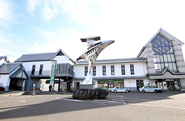 かみのやま温泉駅から徒歩３分です。